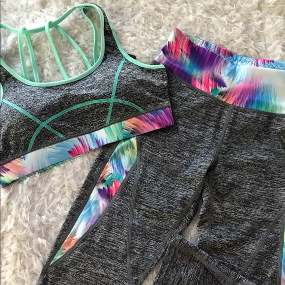 Strappy Sports Bra and Capri Workout Leggings Set - Picture 4 of 8